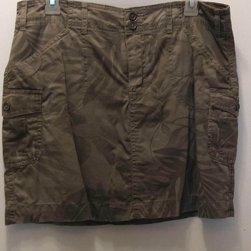 Faded Glory Ladies Skorts. Multi green leaf print. Size 10